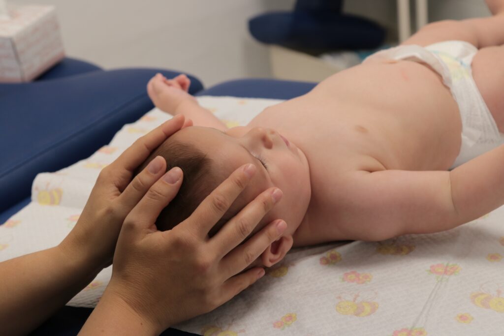 tratamiento-fisioterapia-torticolis-bebes