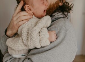fisioterapia-pediatrica-colicos-lactante-abdomen